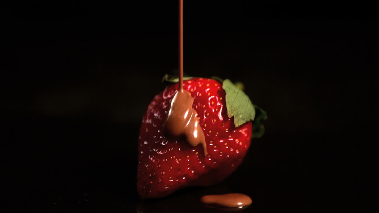 녹은 초콜릿 이 딸기 위 에 부어지고 있다