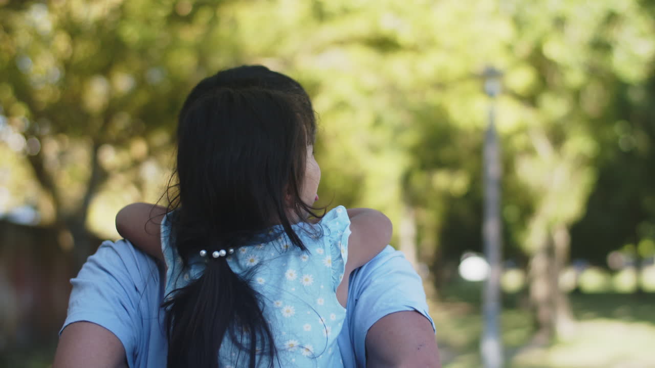 어린 딸을 업고 점프하는 남자의 뒷모습