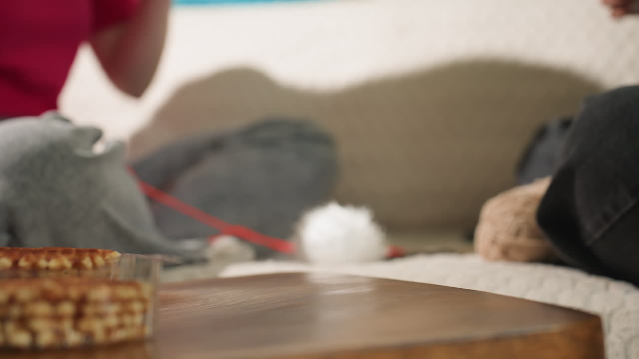 Personas intercambiando bebidas en una mesa, individuos pasando vasos en un entorno rústico y acogedor, ambiente íntimo donde la gente intercambia bebidas y comparte conversaciones agradables en torno a una mesa de madera.