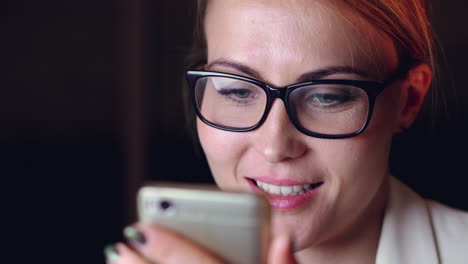 mujer usando teléfono inteligente por la noche