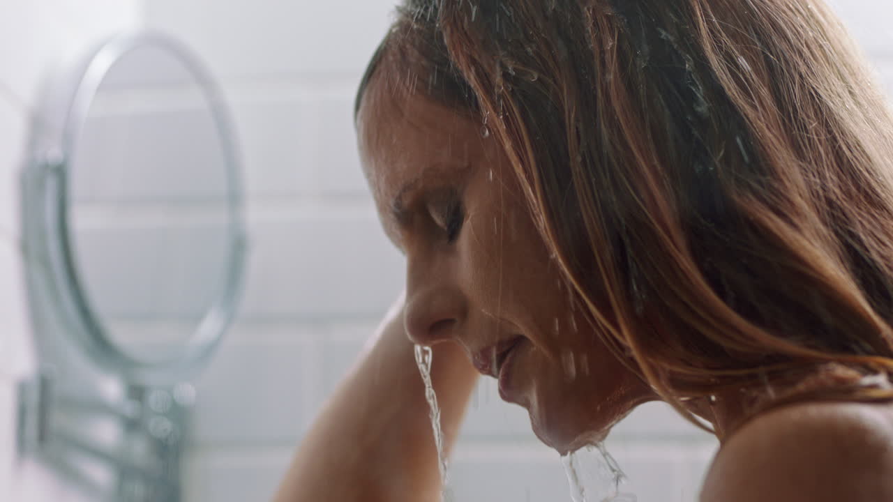 아름다운 여성이 샤워를 하고 럭셔리 스파를 즐기고 청소하고 부드러운 피부를 만지고  ⁇ 은 피부를 만지고 완벽한 자연적인 아름다움을 느끼고 있습니다.