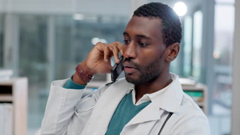 Telesalud,-Médico-Y-Llamada-Telefónica-De-Un-Hombre-Negro