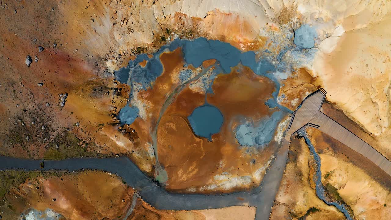 vista aérea de krysuvik - área geotérmica de seltun en la península de reykjanes en islandia