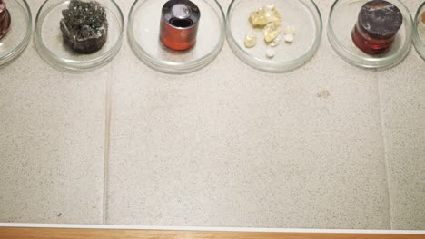 científico limpiando el área de trabajo en el laboratorio