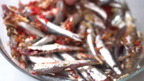 mezclar las sardinas y la salsa de tomate en el cuenco con la mano