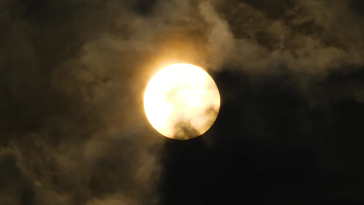 구름이 앞에 움직이는 보름달