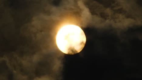 Vollmond-Mit-Vorziehenden-Wolken