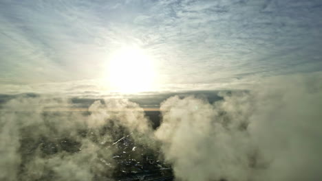 el vapor de agua en los gases de combustión se condensa y forma nubes blancas visibles de vapor frente al sol