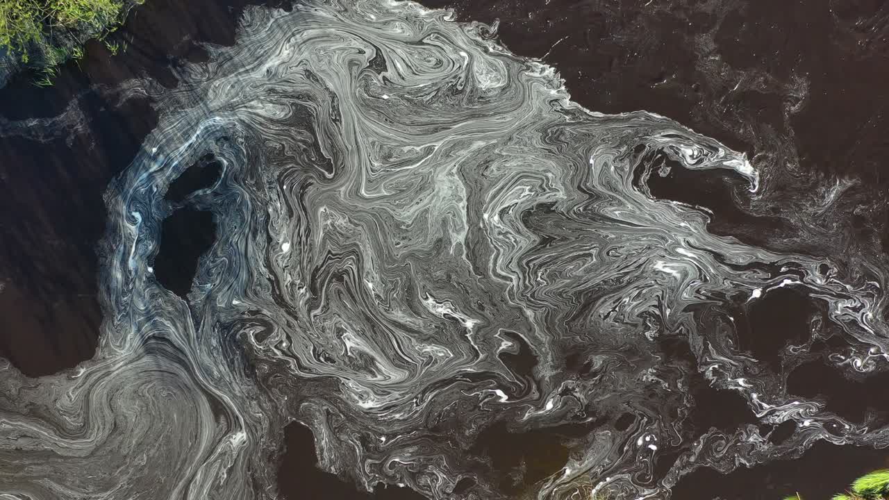 vista aérea de los patrones cambiantes de espuma en la superficie del agua