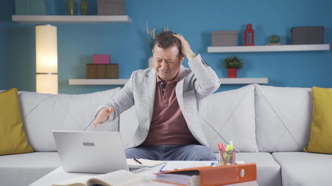 trabajador de oficina en casa hombre en bancarrota, haciendo pérdidas.