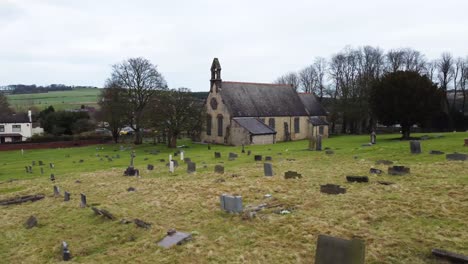 Una-Pequeña-Iglesia-Inglesa-Antigua-En-Un-Cementerio-Histórico-Durante-El-Día