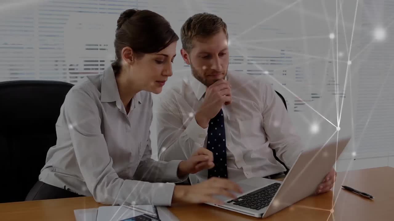 animación de la red de conexiones a través de hombres de negocios caucásicos que usan portátiles