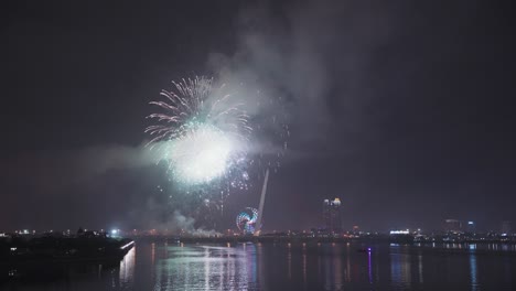 coloridos fuegos artificiales iluminan el cielo para el año nuevo lunar y las vacaciones de tet sobre el reflejo en el río han de danang, vietnam