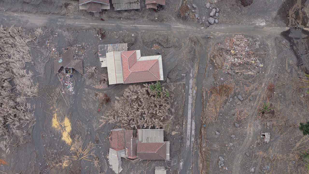 Vista aerea del villaggio danneggiato dopo l'eruzione del vulcano Semeru.