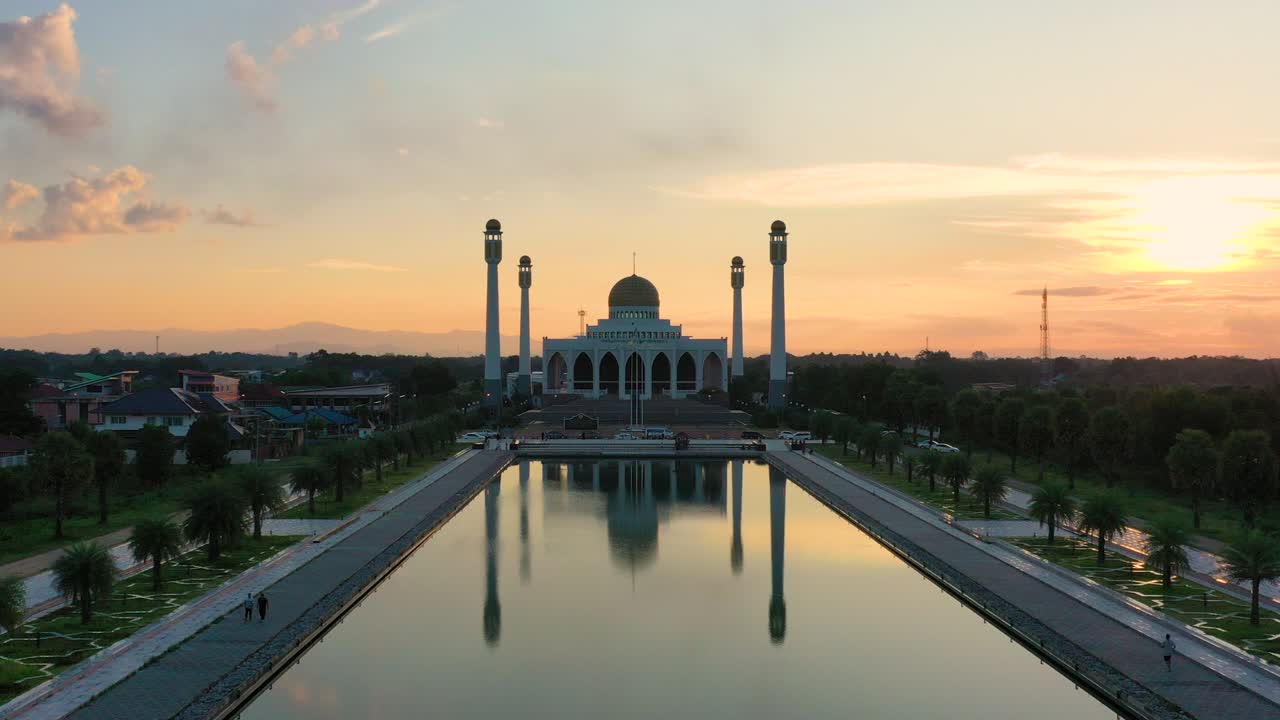 дрон-запись центральной мечети сонгхлы при заходе солнца в сонгхле