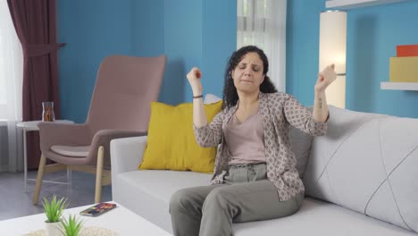 Happy-young-woman-dancing-to-the-camera.