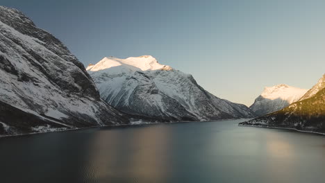 vista panorámica del lago en las montañas durante el invierno en eresfjord, noruega - tiro estático