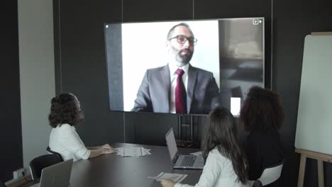 contenido video ceo barbudo chateando con socios y hablando