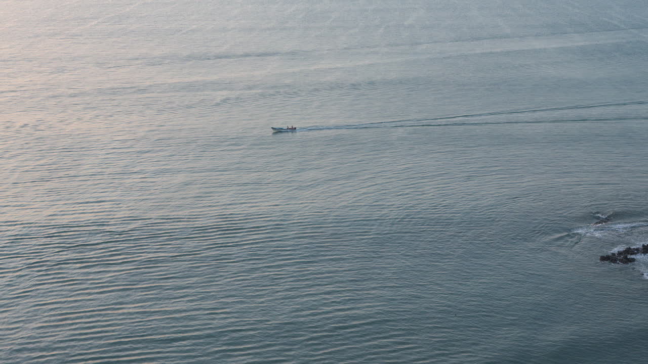어두워지면서 코로나도 근처의 평온한 물에서 항해하는 작은 배, 파동을 일으키는, 공중 사진