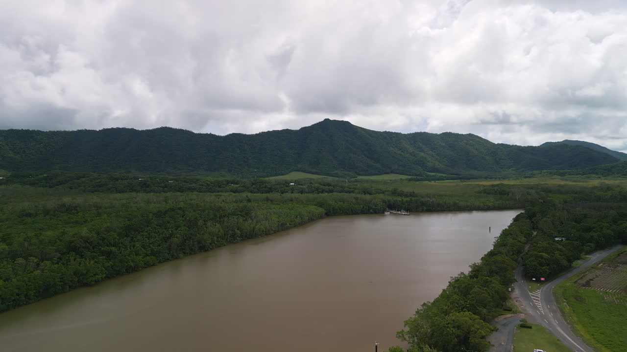 paisaje aéreo panorámico en queensland reserva natural del río daintree canal de agua marrón medio forestal, área verde