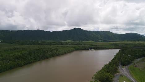 Panorama-Luftlandschaft-Im-Naturschutzgebiet-Daintree-River-In-Queensland,-Brauner-Wasserkanal,-Waldumgebung,-Grünfläche