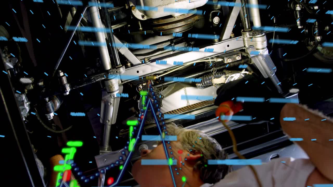 Tecnico che si allunga per ispezionare il telaio in un'officina meccanica, utilizzando un attrezzo arancione, con un HUD che sovrappone le letture.