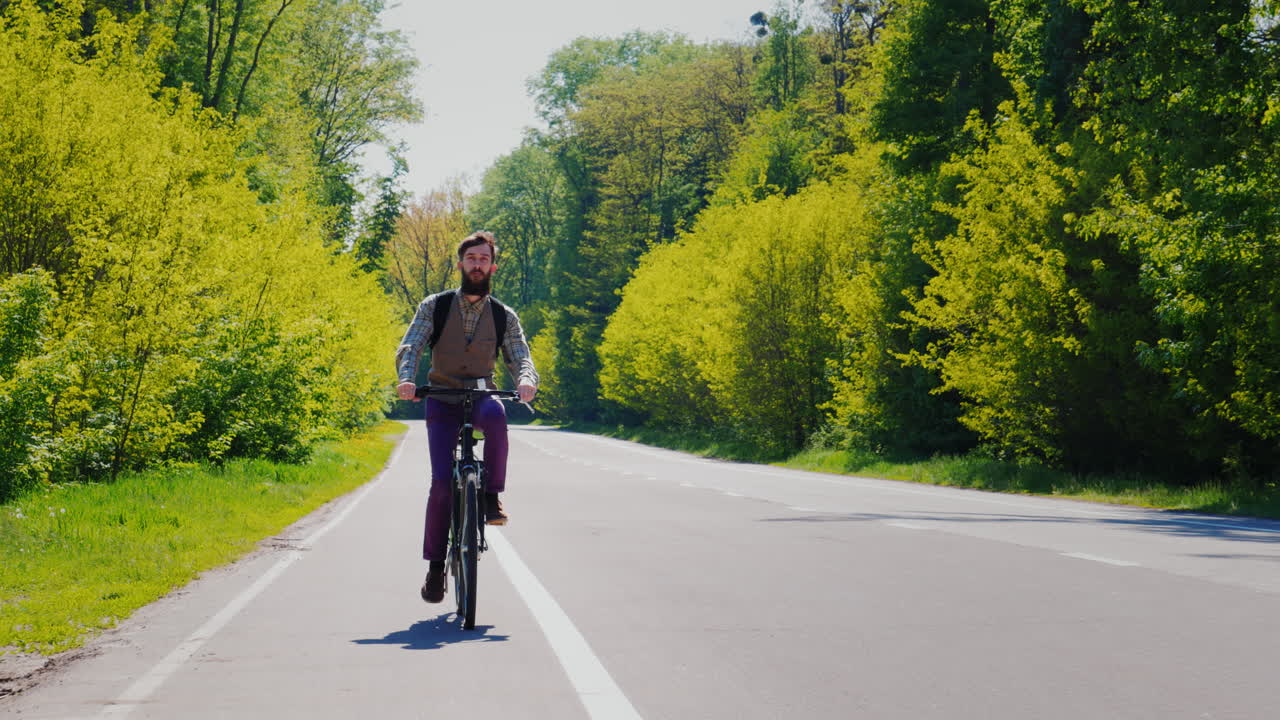 한 남자가 배낭 뒤에 자전거를 탄다
