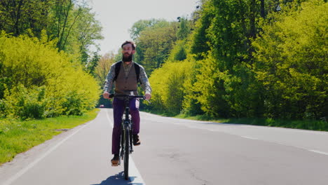 Ein-Mann-Fährt-Fahrrad-Hinter-Sich-Einen-Rucksack