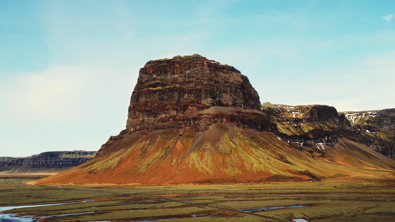 환상적인 산 정상의 조감도