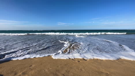 Vista-Del-Nivel-Del-Agua-De-Las-Olas-Caribeñas-Rompiendo-En-La-Playa-Y-Retrocediendo-Suavemente-Hacia-El-Océano