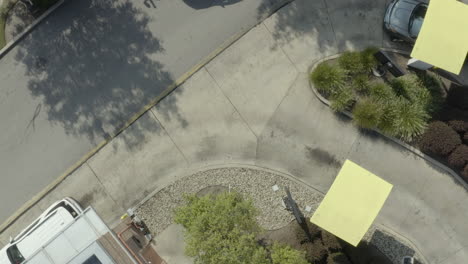 girar el dron giratorio sobre los autos de actividad del estacionamiento en la línea de salida en el restaurante de comida rápida durante la pandemia de covid-19