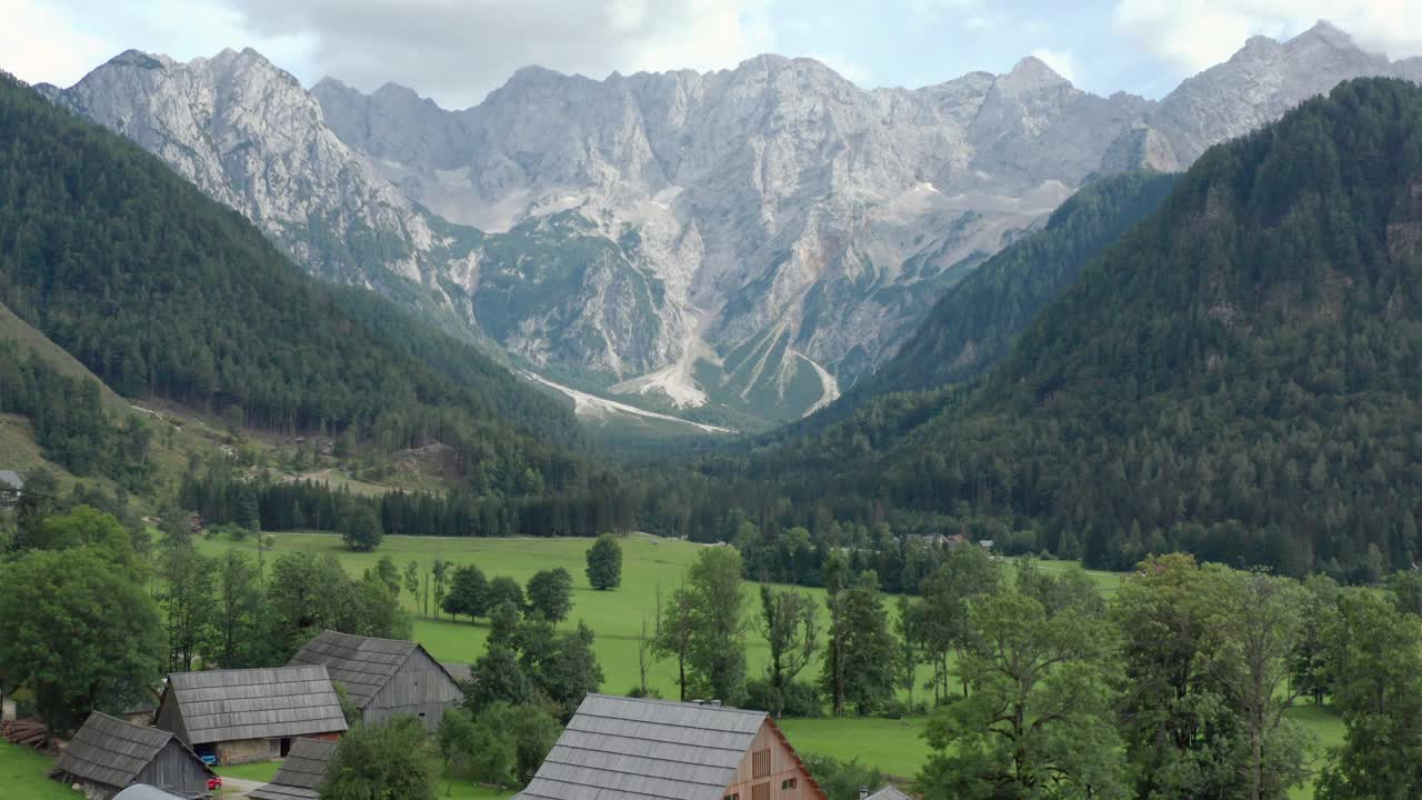 vista aérea del valle alpino con granja rústica en frente, jezersko, eslovenia, alpes europeos, paisaje montañoso escénico