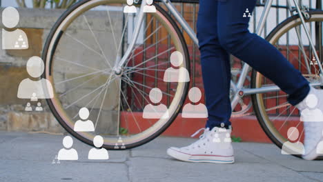 animación de grupos de personas iconos sobre la sección baja de la persona rodando bicicleta en la calle