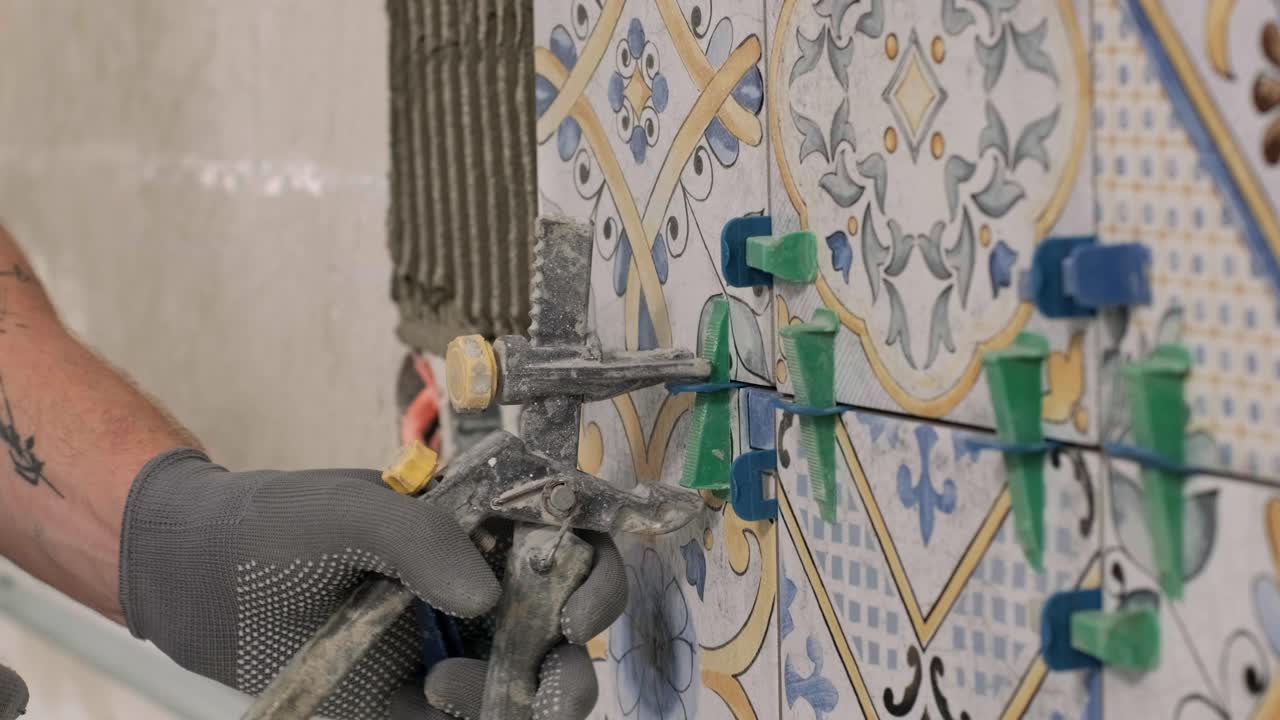 construcción, renovación, reparación de apartamentos. instalación de azulejos de cerámica para el suelo - medición y corte de las piezas. cortes de azulejas. corte de azulajes