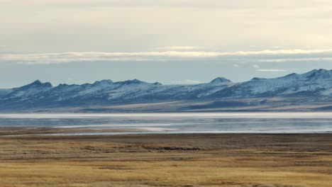 Filmische-Teleaufnahme-Aus-Der-Luft-Von-Antelope-Island-Und-Buffalo-Bay-In-Utah