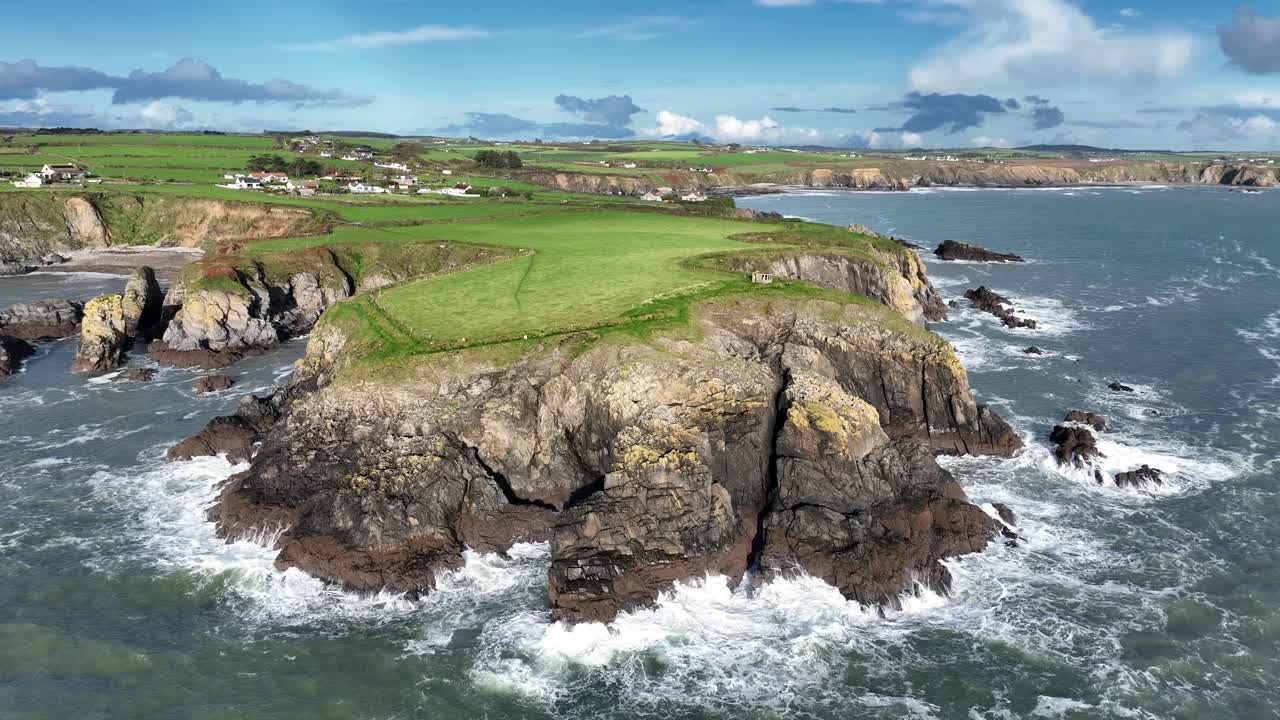 Irland: Episke lokationer med voldsomme bølger, der slår ind mod klipperne ved Dunabrattin Head, Copper Coast Waterford efter en vinterstorm