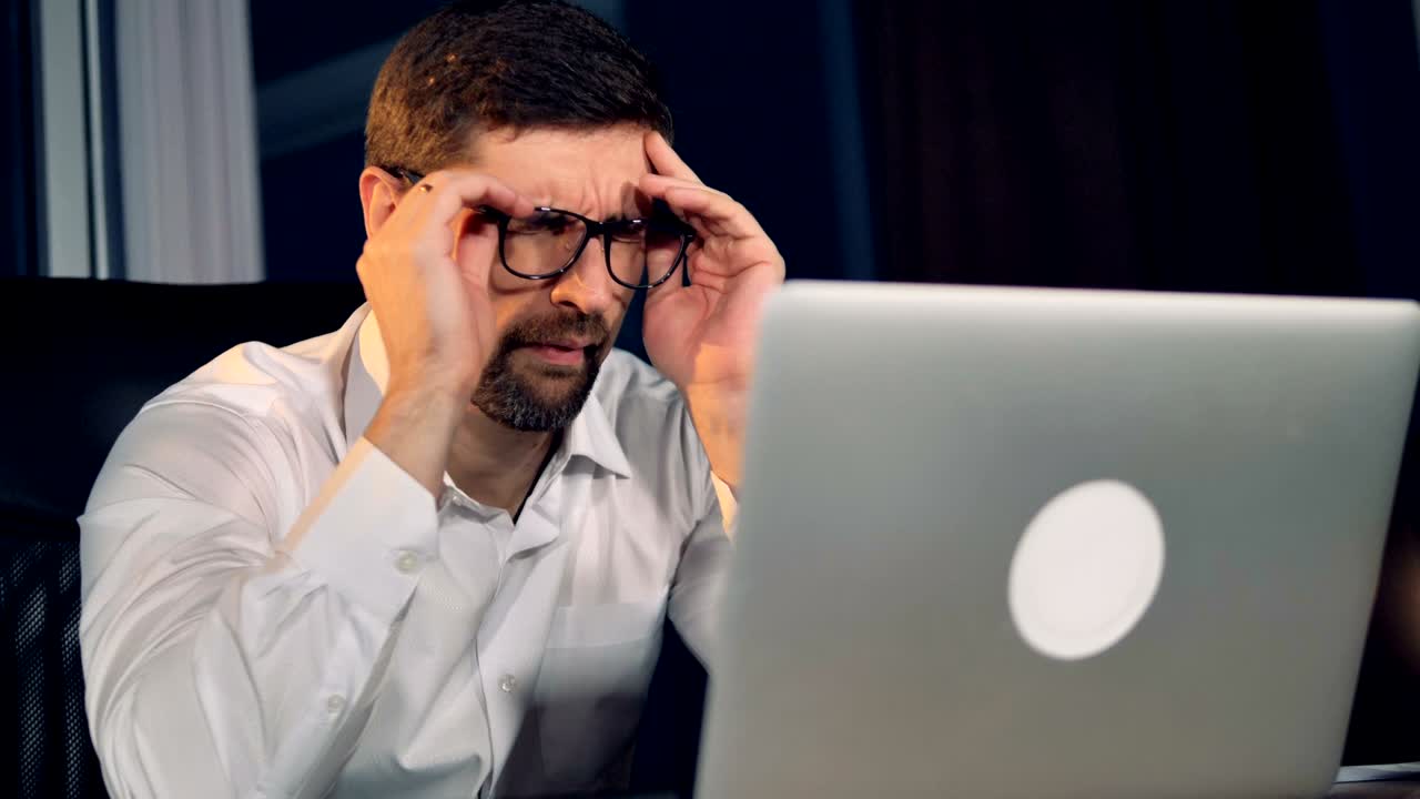 una vista de cerca de la cara de un hombre de negocios cansado.