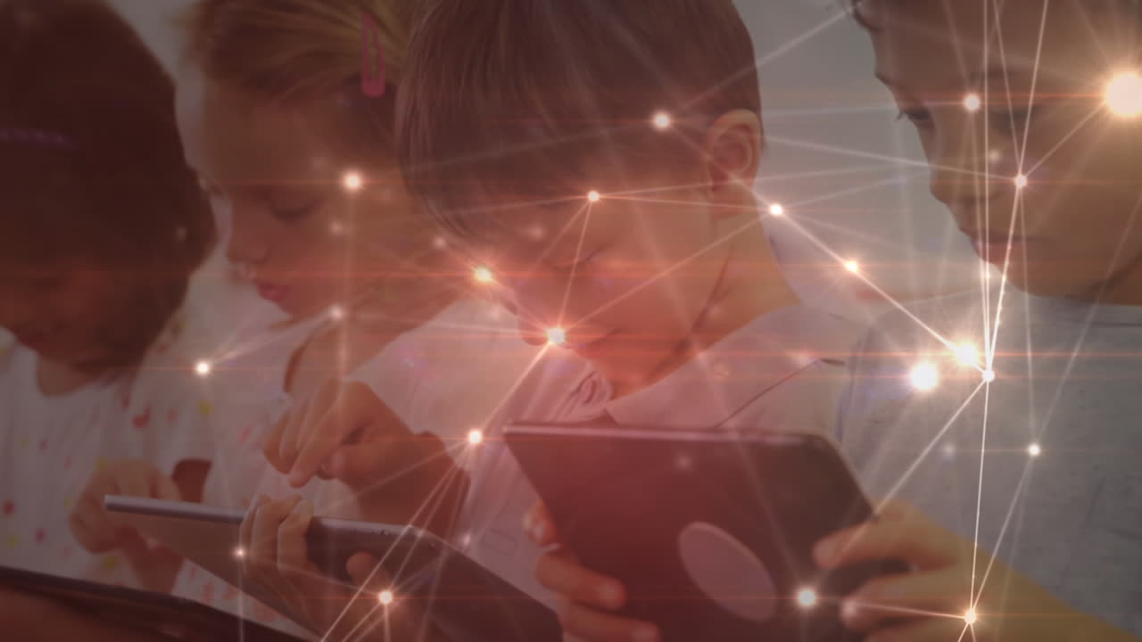 animación de niños en un aula sobre el procesamiento de datos en el fondo