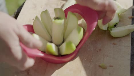 Una-Mujer-Cortando-Una-Manzana-En-Rodajas