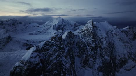 Vista-Aérea-Del-Hermoso-Paisaje-De-La-Montaña-Nevada-De-Noruega-Durante-El-Invierno