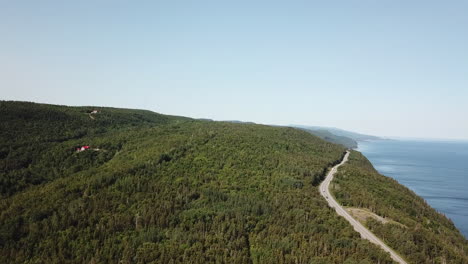 Vista-Aérea-De-La-Montaña-Al-Lado-De-St-Laurence-Golf-En-Gaspesie-Quebec-Canadá