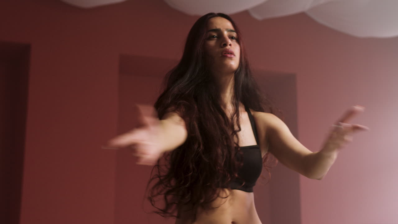 una mujer joven bailando en un aula.