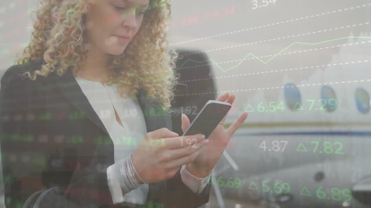 animazione dell'elaborazione dei dati su una donna d'affari caucasica che usa uno smartphone in aereo