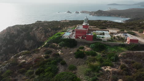 faro di capo spartivento, cerdeña: maravillosa vista aérea lateral del hermoso faro