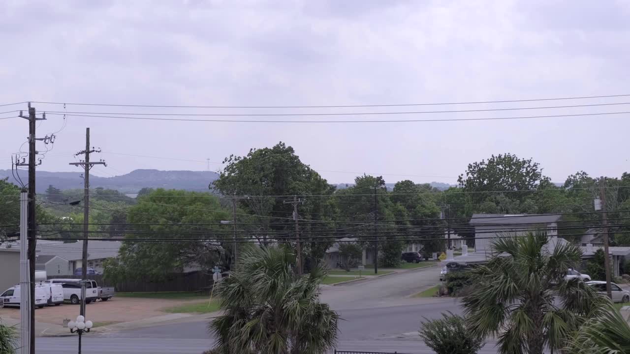 tráfico de la calle en un día nublado