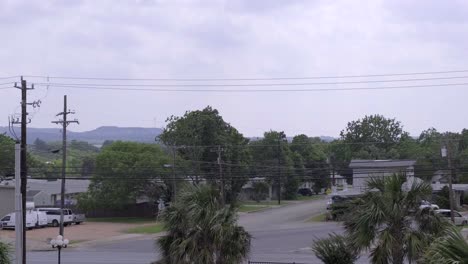 Tráfico-De-La-Calle-En-Un-Día-Nublado