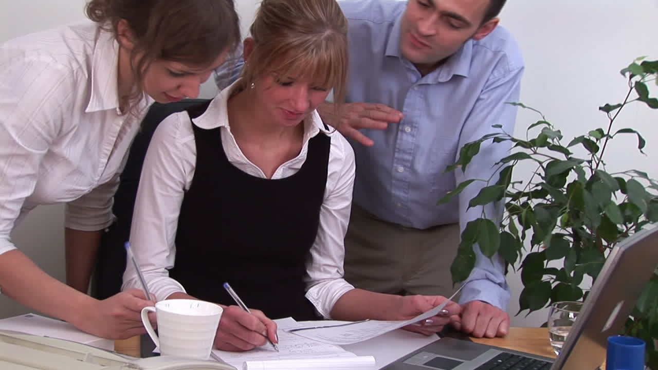 деловая команда помогает друг другу.