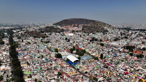 barrio del gueto y un antiguo cráter de volcán, en la soleada iztapalapa, méxico - vista aérea