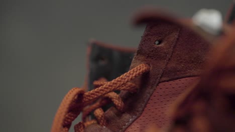 primer plano de zapatos de cuero marrón