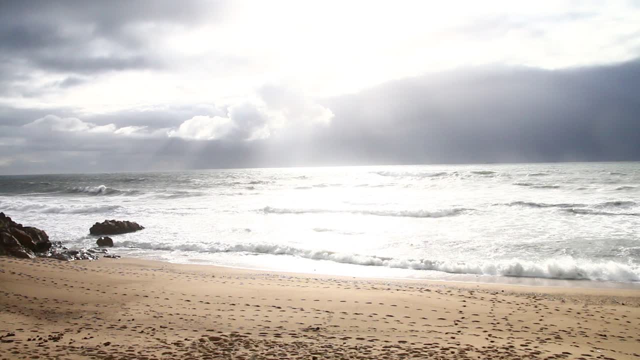 파도가 추운 구름과 바람이 불는 저녁에 포르토의 등대를 짓 ⁇ 고 있습니다.